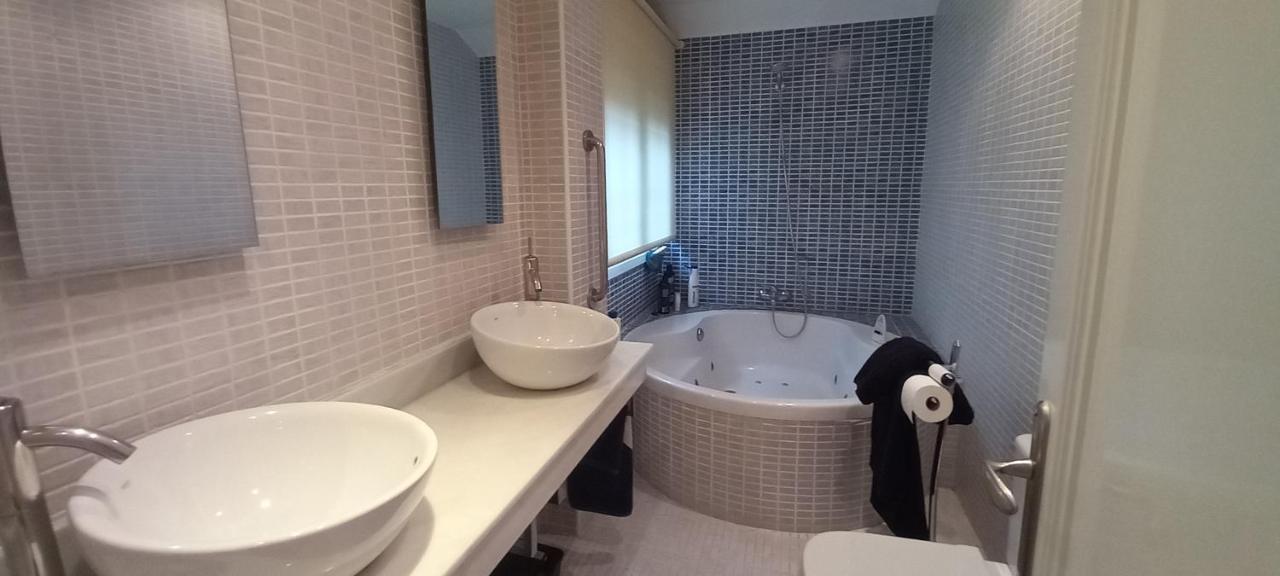 Chalet Con Piscina, Sauna Y Jacuzzi Cerca Del Mar A Media Hora De Bilbao Y Santander El Puente  エクステリア 写真